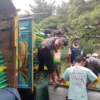 Petugas saat Mendistribusikan Beras SPHP ke Kelurahan. (Mong / Jabar Ekspres)