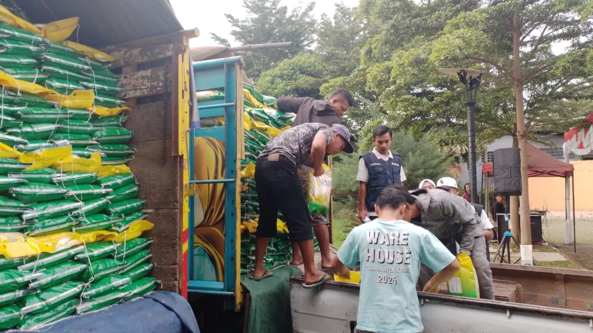 Petugas saat Mendistribusikan Beras SPHP ke Kelurahan. (Mong / Jabar Ekspres)