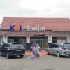 Dua orang celon penumpang kereta api berada di depan Stasiun Banjar, Kamis (20/3/2025). Sementara trayek Damri dari Stasiun ini ke Pangandaran masih gagal beroperasi. (foto: Cecep Herdi/Jabar Ekspres)