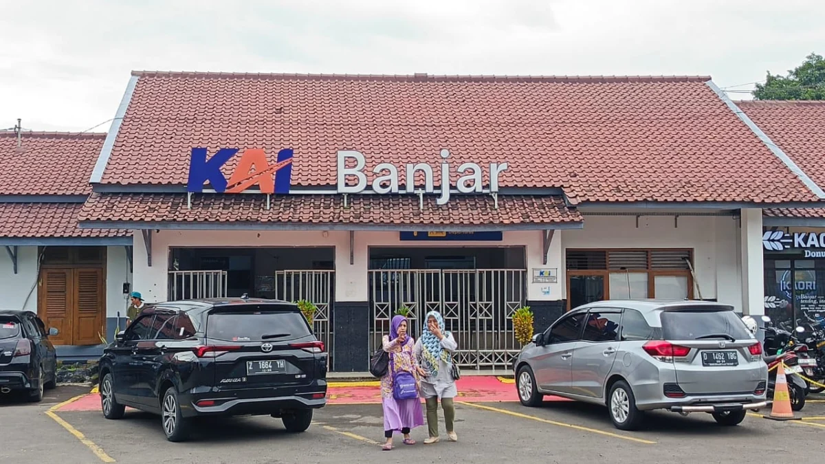 Dua orang celon penumpang kereta api berada di depan Stasiun Banjar, Kamis (20/3/2025). Sementara trayek Damri dari Stasiun ini ke Pangandaran masih gagal beroperasi. (foto: Cecep Herdi/Jabar Ekspres)