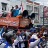 Ilustrasi: Buruh tergabung dalam serikat pekerja saat menggelar aksi demo di Gedung DPRD KBB. Dok Jabar Ekspres/Suwitno