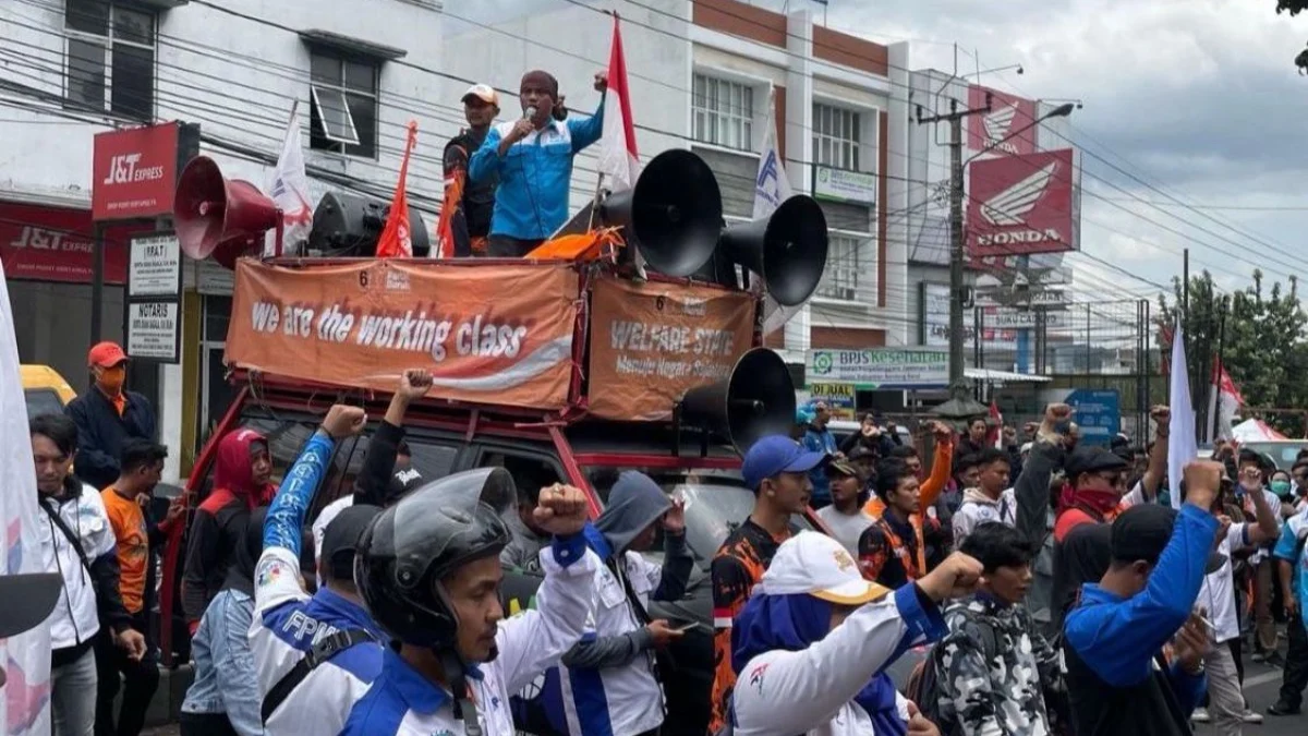 Ilustrasi: Buruh tergabung dalam serikat pekerja saat menggelar aksi demo di Gedung DPRD KBB. Dok Jabar Ekspres/Suwitno
