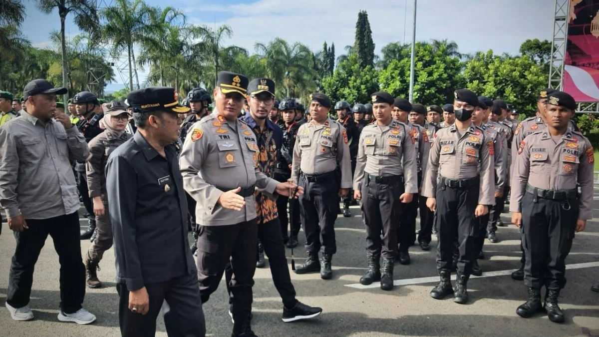 700 personil gabungan dari TNI/Polri, Pemkab Bandung Barat, dan Pemkot Cimahi saat menggelar apel pasukan di Kotabaru Parahyangan, Padalarang, KBB. Kamis (20/3). Dok Jabar Ekspres/Suwitno