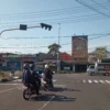 Pengendara berhenti di lampu pengatur lalu lintas di pertigaan dekat Lapang Bhakti Tamkot, Banjar, Kamis (20/3/2025). Bagian lampu pengatur lalu lintas nampak rusak dan membahayakan pengendara. (Cecep Herdi/Jabar Ekspres)