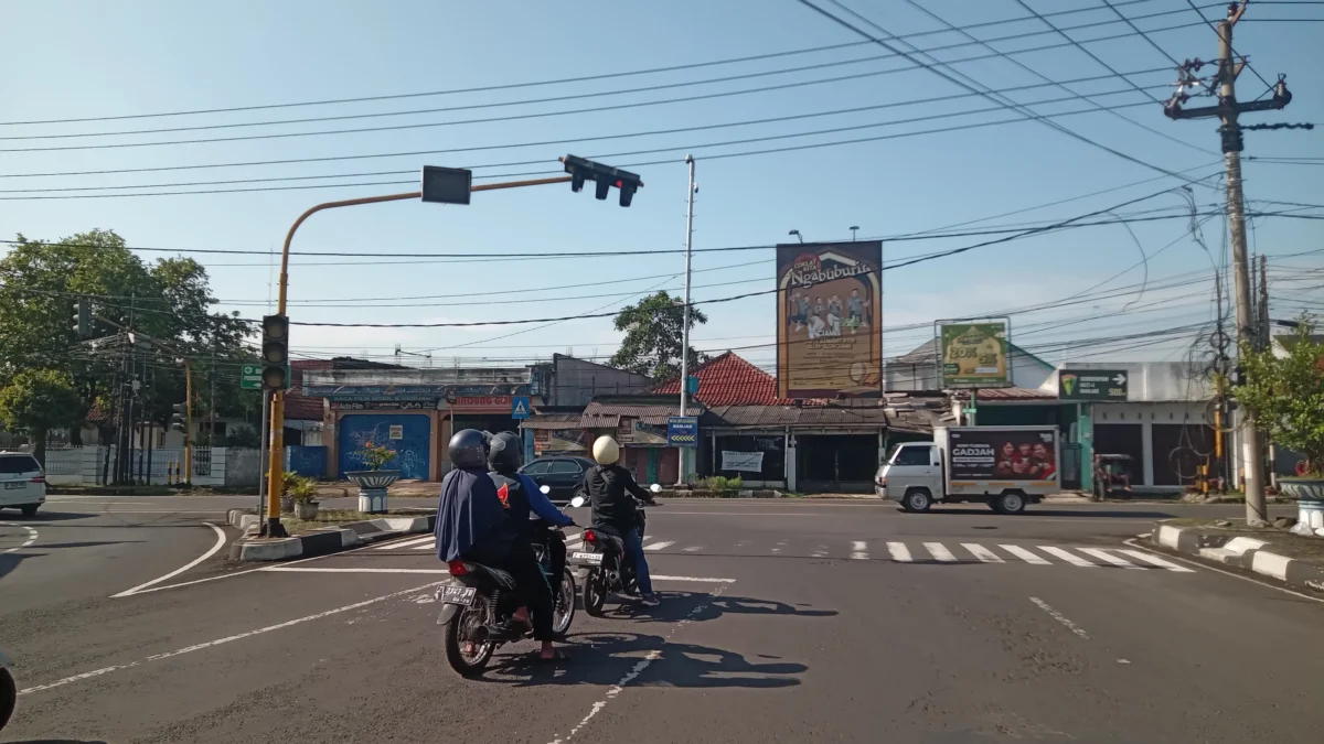 Pengendara berhenti di lampu pengatur lalu lintas di pertigaan dekat Lapang Bhakti Tamkot, Banjar, Kamis (20/3/2025). Bagian lampu pengatur lalu lintas nampak rusak dan membahayakan pengendara. (Cecep Herdi/Jabar Ekspres)