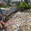 Foto ilustrasi : Sampah sungai jadi PR baru Pemkot Bandung imbas banjir yang melanda beberapa waktu lalu. (Dimas / JE)