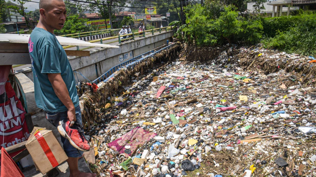 Imbas Banjir, Sampah Sungai jadi PR Baru Pemkot Bandung Foto ilustrasi : Sampah sungai jadi PR baru Pemkot Bandung imbas banjir yang melanda beberapa waktu lalu. (Dimas / JE)