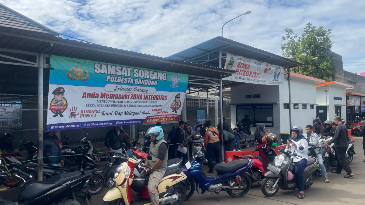 Ratusan warga terpantau mulai memenuhi kantor Samsat Soreang di Desa Cingcin, Kecamatan Soreang, Kabupaten Bandung sejak pagi sekitar pukul 09.00 WIB untuk membayar denda penghapusan pajak. Foto Agi