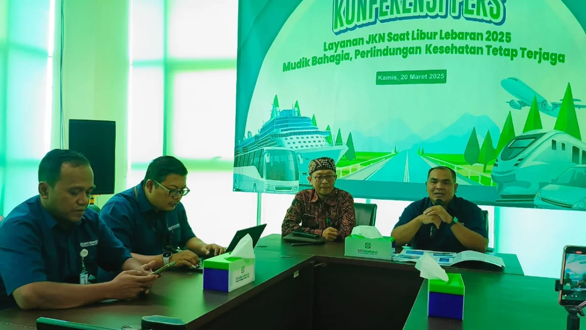 Caption: Kepala BPJS Kesehatan Cabang Kota Banjar, Agus Supratman (kanan) dan Kepala Bidang Pelayanan dan Sumberdaya Kesehatan Dinas Kesehatan Kota Banjar, Rusyono (dua dari kanan) saat menggelar konferensi pers di Kantor BPJS Kesehatan Cabang Banjar, Kamis (20/3/2025). (foto: Cecep Herdi/Jabar Ekspres)
