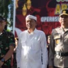Dok. Gubernur Jawa Barat Dedi Mulyadi (tengah) didampingi Kapolda Jabar Irjen Pol Akhmad Wiyagus (kanan) dan Pangdam III/Siliwangi Mayjen TNI Dadang Arif Abdurahman (kiri) berfoto bersama dalam Apel Gelar Pasukan Operasi Lodaya 2025 di depan Gedung Sate, Kota Bandung, Kamis (20/3). Foto: Dimas Rachmatsyah / Jabar Ekspres