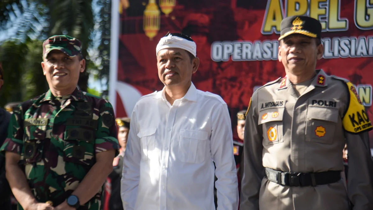 Dok. Gubernur Jawa Barat Dedi Mulyadi (tengah) didampingi Kapolda Jabar Irjen Pol Akhmad Wiyagus (kanan) dan Pangdam III/Siliwangi Mayjen TNI Dadang Arif Abdurahman (kiri) berfoto bersama dalam Apel Gelar Pasukan Operasi Lodaya 2025 di depan Gedung Sate, Kota Bandung, Kamis (20/3). Foto: Dimas Rachmatsyah / Jabar Ekspres