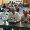 Pernyataan sikap yang dibacakan oleh Ketua Alumni SMAN 1 Bandung, Inyo Tanius Shaleh soal sengketa lahan yang tengah berproses di pengadilan. (Sadam Husen / JE)