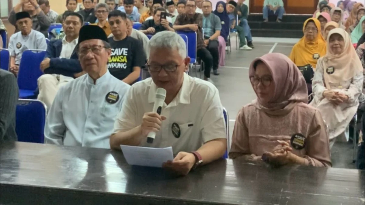 Pernyataan sikap yang dibacakan oleh Ketua Alumni SMAN 1 Bandung, Inyo Tanius Shaleh soal sengketa lahan yang tengah berproses di pengadilan. (Sadam Husen / JE)