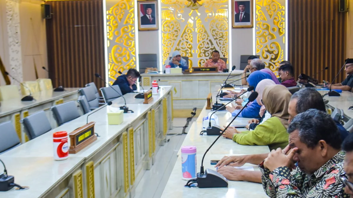 Suasana audiensi antara warga Arcamanik Endah dengan Komisi V DPRD Provinsi Jawa Barat di Kantor Komisi V, Kota Bandung, Kamis (20/3). Foto: Dimas Rachmatsyah / Jabar Ekspres