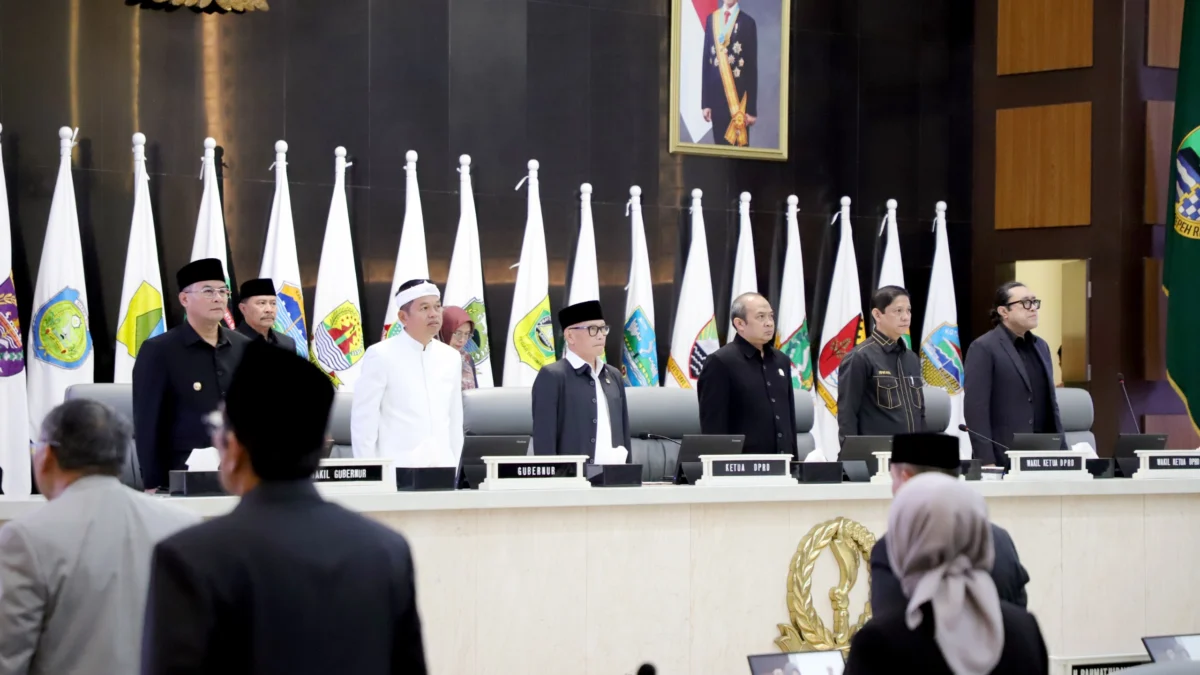 Gubernur Jabar Dedi Mulyadi saat menghadiri Rapat Paripurna DPRD Jabar, Jumat (21/3). (Son / Jabar Ekspres)