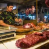 Seorang pedagang memotong daging sapi di Pasar Kosambi, Kota Bandung, Jum'at (21/3). Foto: Dimas Rachmatsyah / Jabar Ekspres