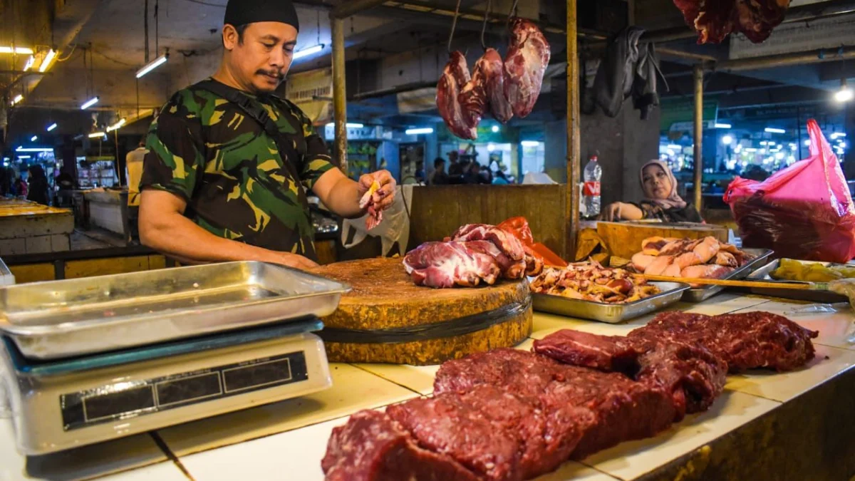 Seorang pedagang memotong daging sapi di Pasar Kosambi, Kota Bandung, Jum'at (21/3). Foto: Dimas Rachmatsyah / Jabar Ekspres