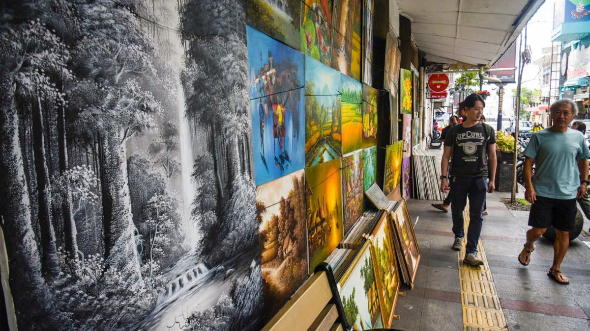 Wisatawan berjalan di kawasan Braga, Kota Bandung, Jum'at (21/3). Foto: Dimas Rachmatsyah / Jabar Ekspres