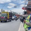 Petugas Kepolisian tengah mengatur arus lalu lintas di jalur arteri Padalarang, Bandung Barat. Dok Jabar Ekspres/Suwitno