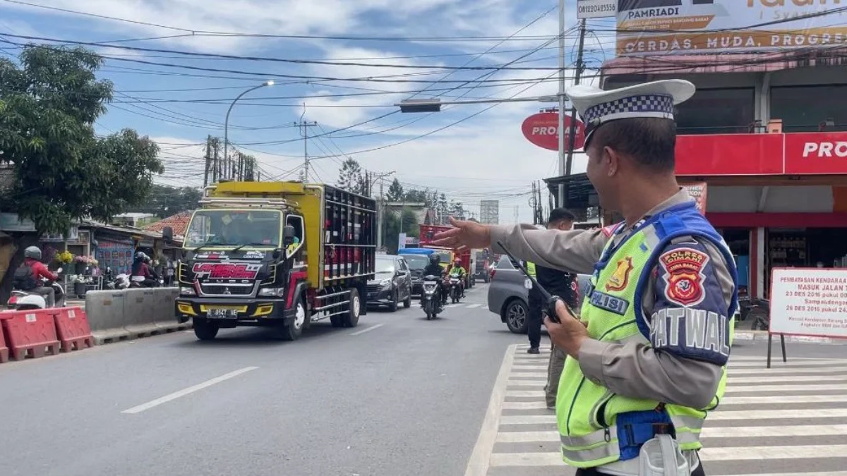 Petugas Kepolisian tengah mengatur arus lalu lintas di jalur arteri Padalarang, Bandung Barat. Dok Jabar Ekspres/Suwitno