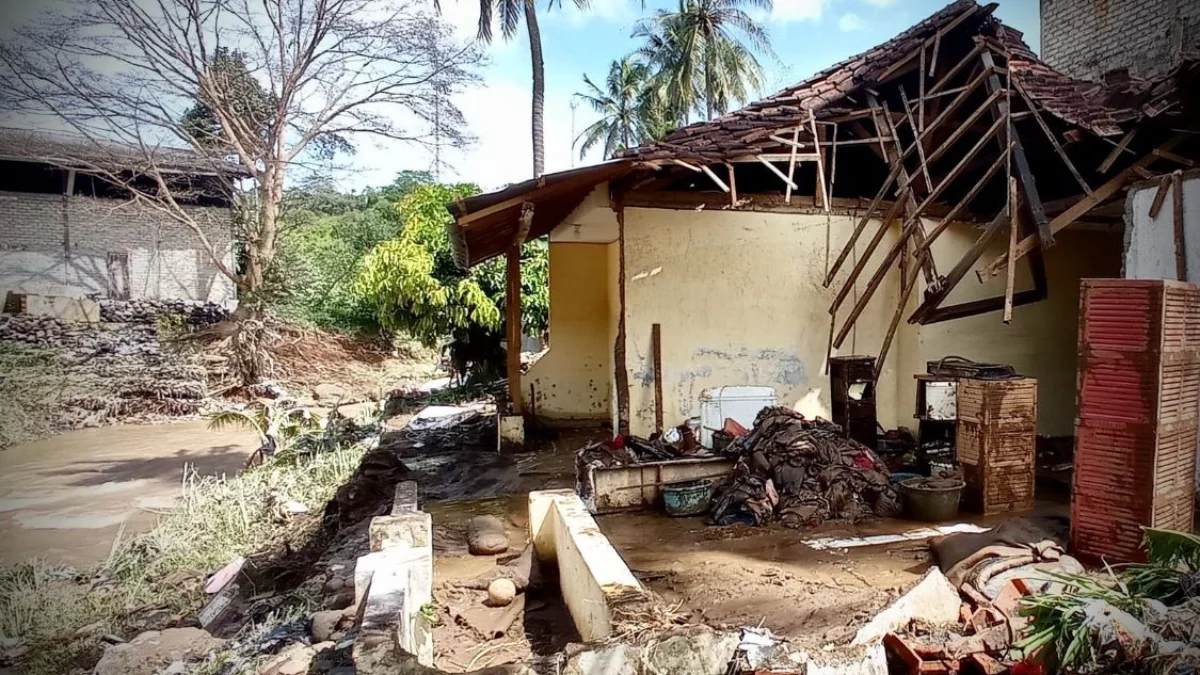 Luapan Sungai Cimeta merusak puluhan rumah di Desa Nyalindung, Kecamatan Cipatat, Bandung Barat. Dok Jabar Ekspres/Suwitno