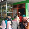 Sejumlah Anak-anak saat Mengantre Bantuan Sosial di MI Baiturrahman Cimahi /Firman Satria/Jabar Ekspres/