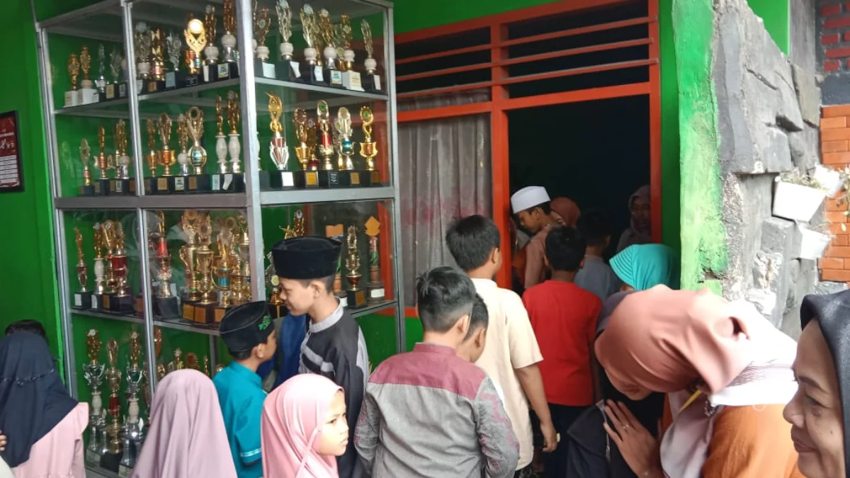 Sejumlah Anak-anak saat Mengantre Bantuan Sosial di MI Baiturrahman Cimahi /Firman Satria/Jabar Ekspres/