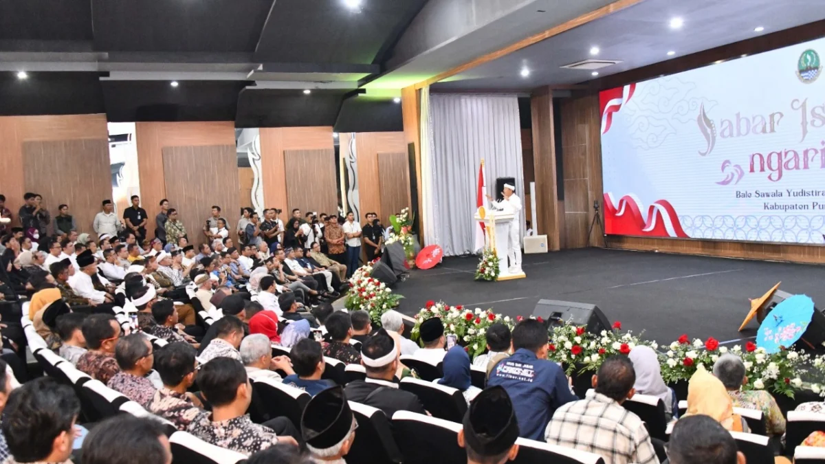 Gubernur Dedi Mulyadi: Kebijakan Spontanitas untuk Kesejahteraan Masyarakat Gubernur Jawa Barat, Dedi Mulyadi memimpin rapat bersama Bupati dan Wali Kota se-Jawa Barat di Pendopo Bupati Purwakarta, Jumat (21/3/2025). Foto: Yogi Prayoga - Biro Adpim Jabar