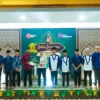 Pemberinan santunan kepada anak yatim oleh General Manager Honda Customer Care Centre (HC3) DAM, Fenny Hasibuan kepada anak yatim Rumah Peduli Yatim Daarut Tauhid, Kabupaten Bandung Barat.