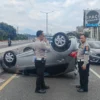 Dik. Kendaraan roda empat jenis Honda Brio terbalik usai dihantam pickup di Flyover Pasoepati Bandung. Sabtu (22/3). Foto. Sandi Nugraha.