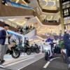 Salah satu pengujung Trans Studio Mall, Bandung sedang mencoba sepeda motor listrik Honda CUV e: RoadSync Duo di gelaran Honda Premium Matic Day, (22/3).