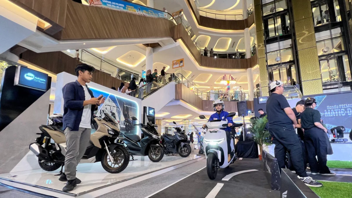 Salah satu pengujung Trans Studio Mall, Bandung sedang mencoba sepeda motor listrik Honda CUV e: RoadSync Duo di gelaran Honda Premium Matic Day, (22/3).