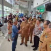 Salah satu wajib pajak kendaraan bermotor tengah berdiskusi dengan Wali Kota Banjar Sudarsono, P3DW Banjar, serta pihak kepolisian, Senin (24/3/2025). (foto: Cecep Herdi/Jabar Ekspres)