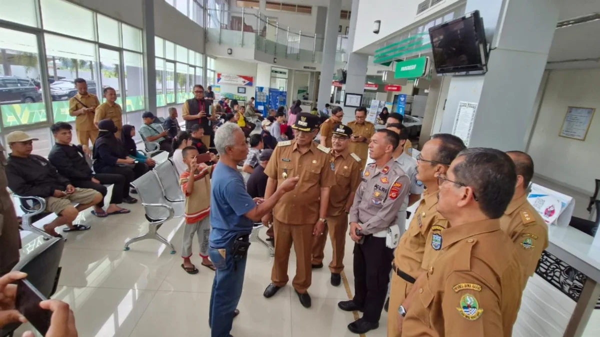 Salah satu wajib pajak kendaraan bermotor tengah berdiskusi dengan Wali Kota Banjar Sudarsono, P3DW Banjar, serta pihak kepolisian, Senin (24/3/2025). (foto: Cecep Herdi/Jabar Ekspres)