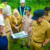 Wali Kota Bogor, Dedie. A. Rachim bersama jajaran saat meninjau lokasi lahan untuk jalur baru. (Yudha Prananda / Jabar Ekspres)