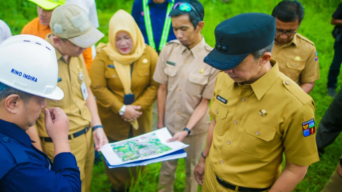 Wali Kota Bogor, Dedie. A. Rachim bersama jajaran saat meninjau lokasi lahan untuk jalur baru. (Yudha Prananda / Jabar Ekspres)