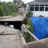 Jembatan penghubung antar kampung di Desa/Kecamatan Padalarang, Bandung Barat ambruk. Senin (24/3). Dok Jabar Ekspres/Suwitno