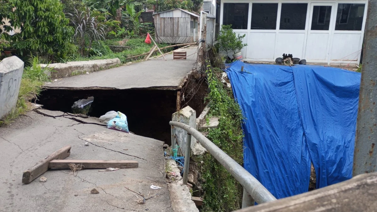 Jembatan penghubung antar kampung di Desa/Kecamatan Padalarang, Bandung Barat ambruk. Senin (24/3). Dok Jabar Ekspres/Suwitno