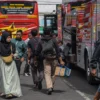 Calon penumpang berjalan menuju bus di Terminal Cicaheum, Kota Bandung, Senin (24/3). Foto: Dimas Rachmatsyah / Jabar Ekspres