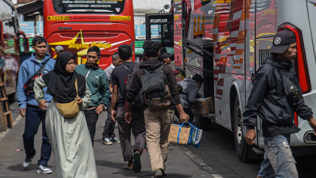Calon penumpang berjalan menuju bus di Terminal Cicaheum, Kota Bandung, Senin (24/3). Foto: Dimas Rachmatsyah / Jabar Ekspres