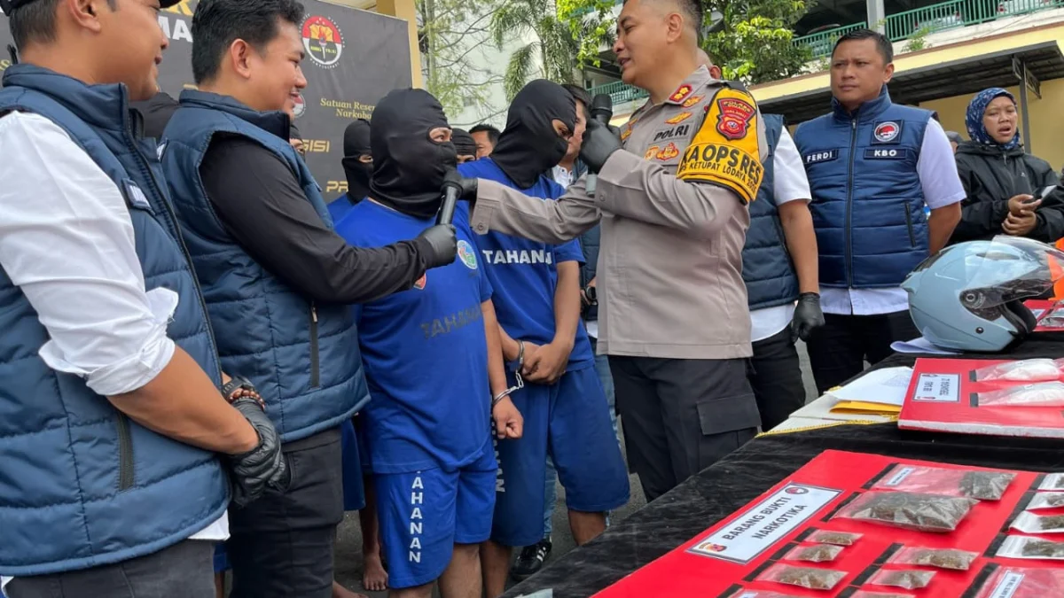 Modus Kirim Sabu Pakai Helm di Parkiran Rumah Sakit, Residivis Narkoba Kembali Dibekuk Polisi Izrail alias Riyan Kembali Ditangkap Polisi usai Mengedarkan Narkoba di Wilayah Hukum Polres Cimahi. (Mong)