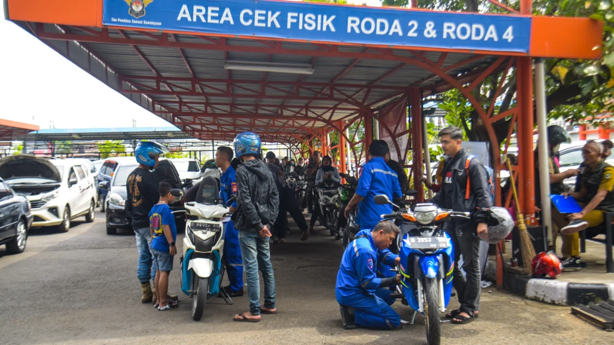 Warga mengantre program pemutihan pajak di Samsat Kawaluyaan, Kota Bandung, Senin (24/3). Foto: Dimas Rachmatsyah / Jabar Ekspres