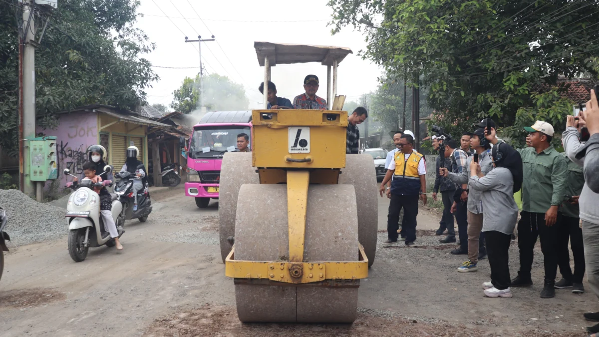 Gercep! Bupati Cirebon Perbaiki Jalan Sindanglaut-Labuaran