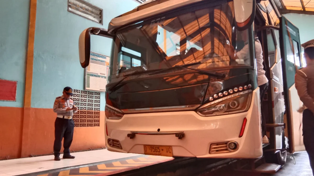 Petugas Dishub Cimahi saat Lakukan Ram Check pada 15 Armada Bus Mudik Gratis Program Pemkot (Mong)