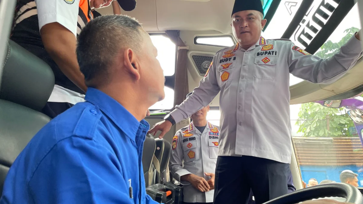 Bupati Bogor Rudy Susmanto saat melakukan ramp chek di PO Medal Jaya. Foto : Sandika /jabarekspres.com