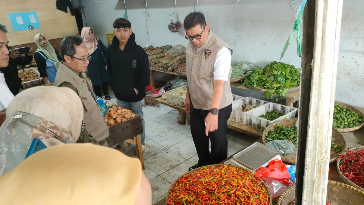 Dok. Satgas Pangan Polda Jabar dan Bapanas saat tinjau ketersediaan dan harga bahan pokok di Pasar Gedebage, Kota Bandung. Senin (24/3). Foto. Sandi Nugraha.