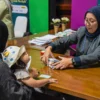 Petugas memberikan uang rupiah kertas terbaru kepada warga saat penukaran di Masjid Pusdai, Kota Bandung, Senin (24/3). Foto: Dimas Rachmatsyah / Jabar Ekspres