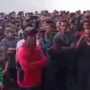 Ratusan karyawan di salah satu pabrik di Kabupaten Bandung menggeruduk halaman pabrik terkait adanya informasi PHK. Foto tangkapan layar video