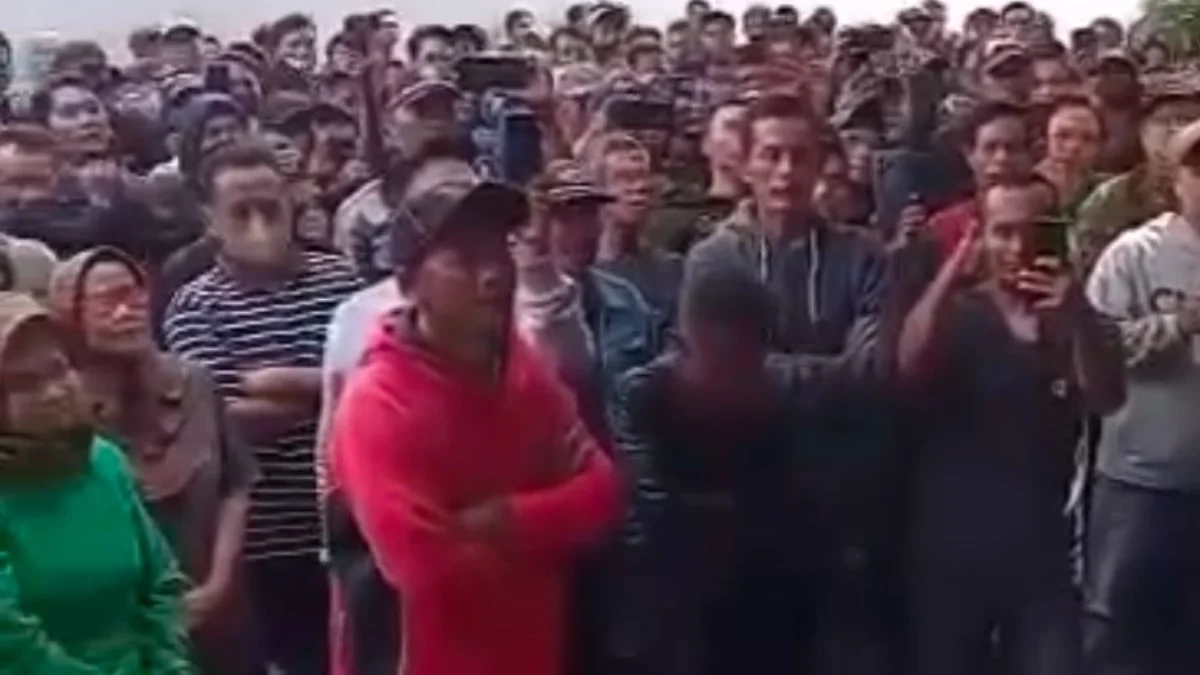 Ratusan karyawan di salah satu pabrik di Kabupaten Bandung menggeruduk halaman pabrik terkait adanya informasi PHK. Foto tangkapan layar video