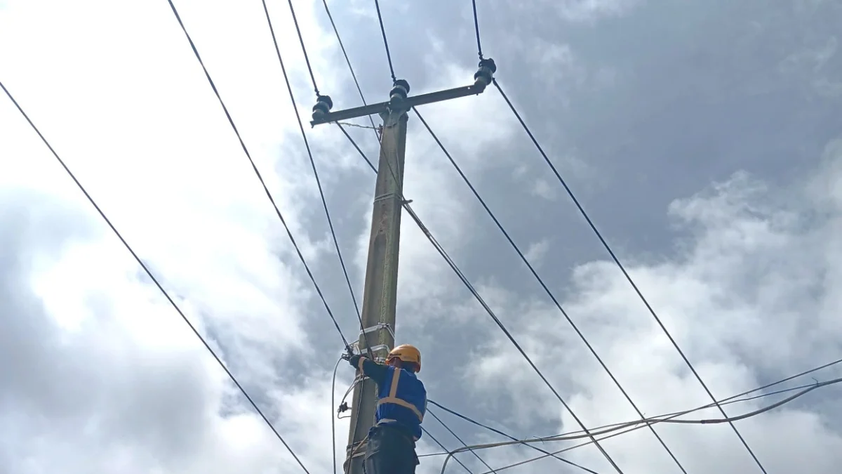 Jaga Kehandalan Jaringan saat Libur Lebaran 2025, PLN Icon Plus Regional Jawa Barat Sigap Melakukan Patroli dan Perapihan Kabel Fiber Optik